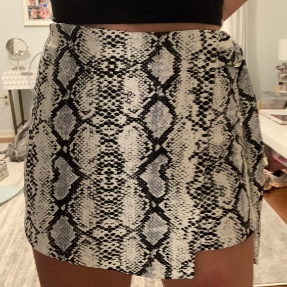 Dresses & Skirts - Snakes skin mini skort
